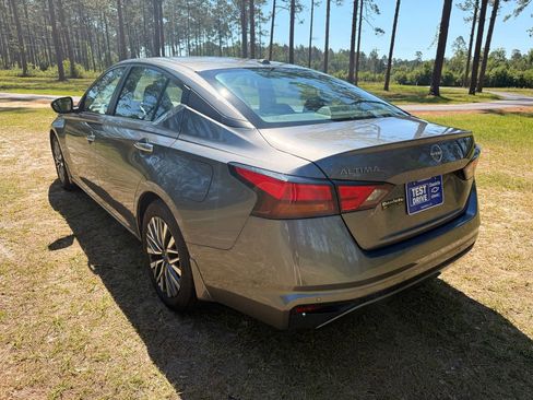 Used 2024 Nissan Altima 2.5 SV FWD image 3