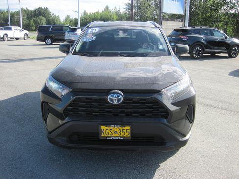 Used 2021 Toyota RAV4 LE AWD/4WD image 2