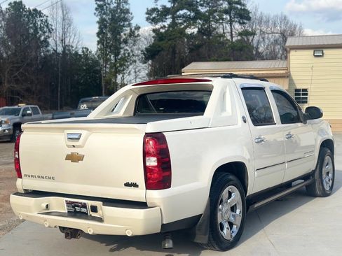 Used 2013 Chevrolet Avalanche LTZ image 10