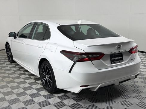 Used 2021 Toyota Camry SE image 6