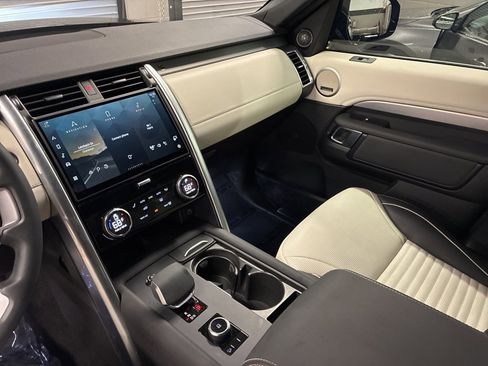 Certified 2024 Land Rover Discovery Dynamic SE image 18