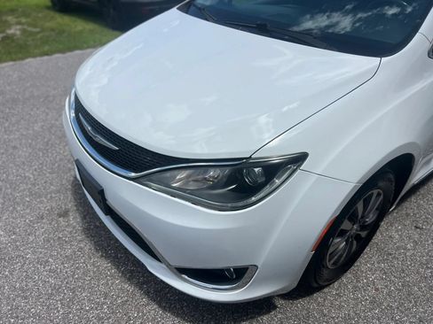 Used 2020 Chrysler Pacifica Touring-L Plus FWD image 4