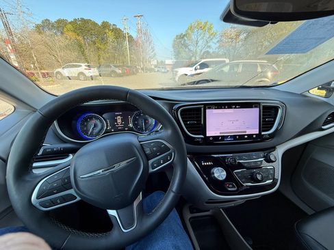 Used 2024 Chrysler Pacifica Touring-L FWD image 11