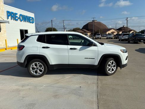 Used 2025 Jeep Compass Sport AWD/4WD image 2