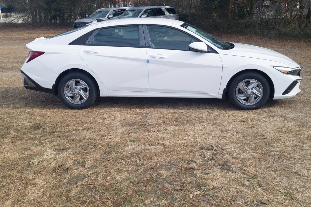 New 2026 Hyundai Elantra SE FWD image 4