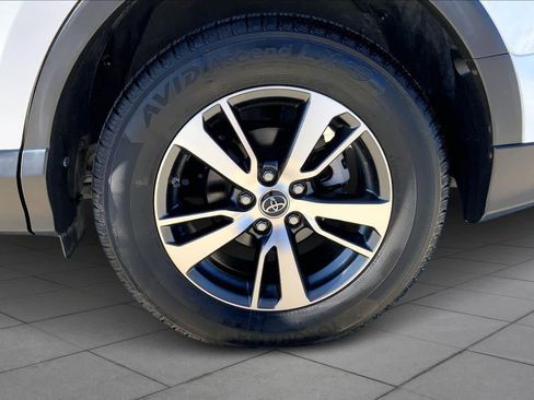 Used 2018 Toyota RAV4 XLE image 10