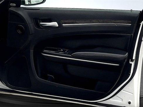 Used 2019 Chrysler 300 Limited image 23