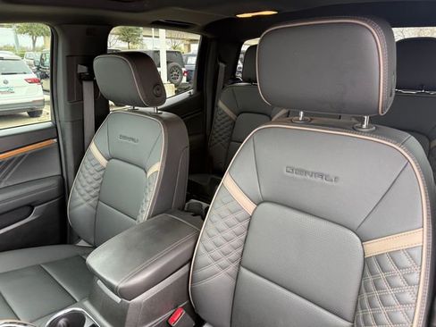 Used 2024 GMC Canyon Denali image 15