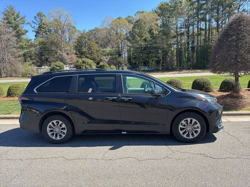 Used 2024 Toyota Sienna XLE image 4