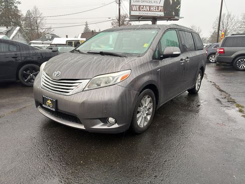 Used 2016 Toyota Sienna Limited image 2