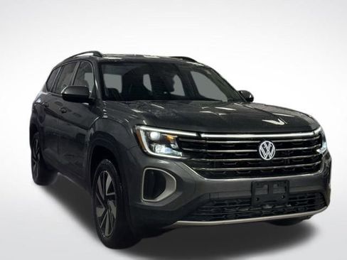 Used 2025 Volkswagen Atlas SE image 4