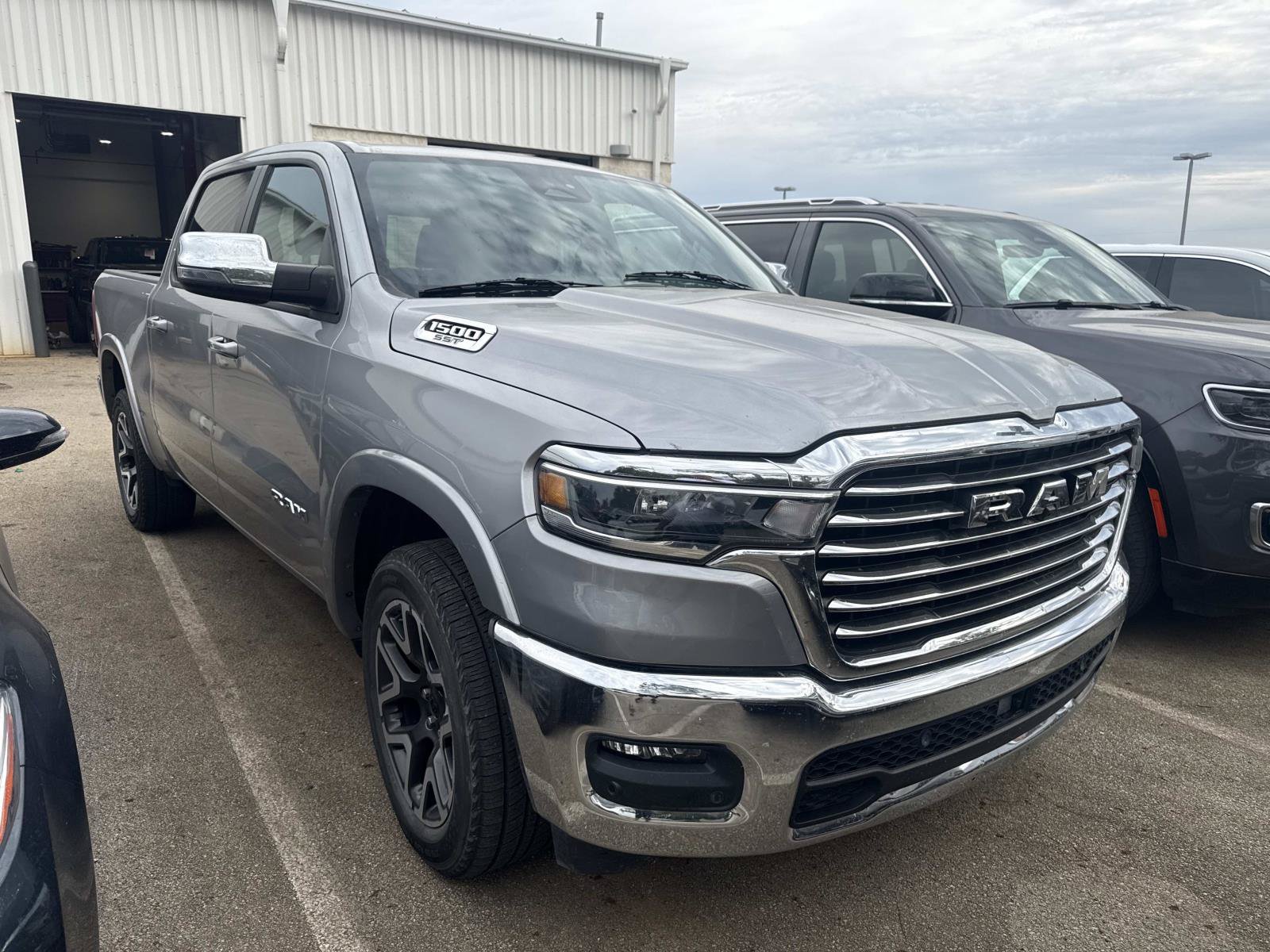Used 2025 RAM 1500 Laramie AWD/4WD image 1