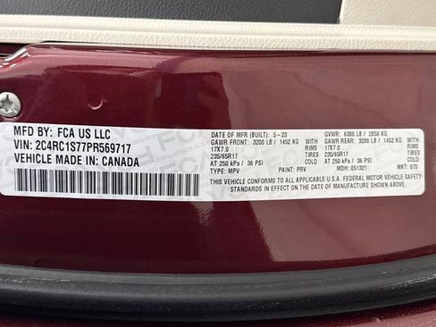 Used 2023 Chrysler Pacifica Limited w/ Uconnect Theater Family Group image 44