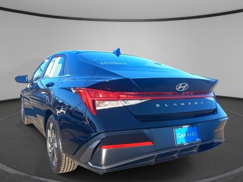 Used 2024 Hyundai Elantra SEL w/ Convenience Package image 16
