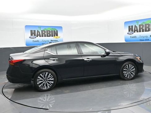 Used 2025 Nissan Altima 2.5 SV FWD image 6