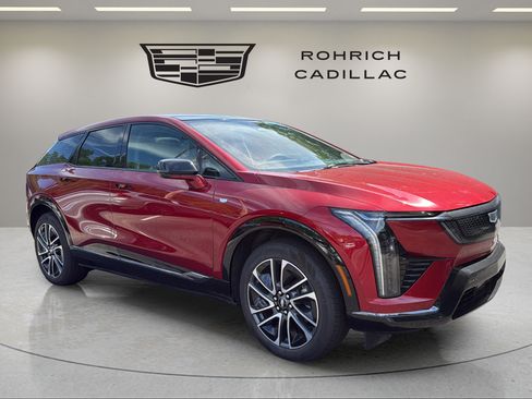 Certified 2025 Cadillac Optiq Sport 2 w/ LPO, Floor Liner Package AWD/4WD image 3