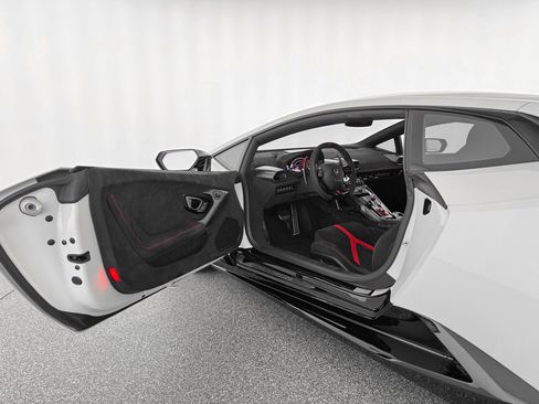 Used 2018 Lamborghini Huracan Performante AWD/4WD image 12