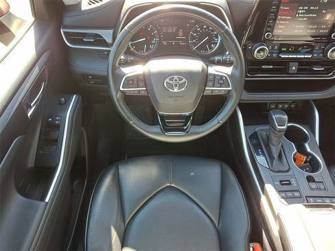 Used 2020 Toyota Highlander XLE image 13