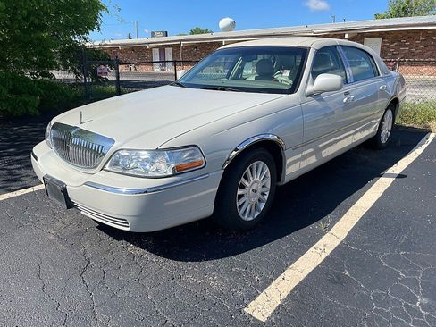 Used 2005 Lincoln Town Car Signature RWD image 1