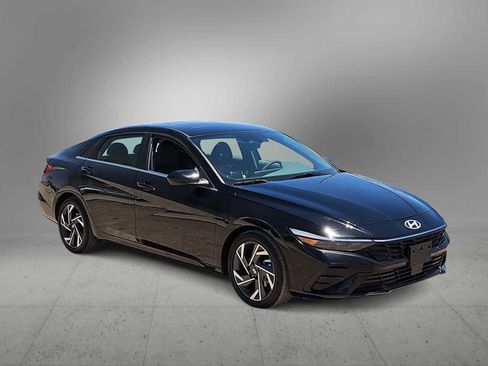 Certified 2025 Hyundai Elantra SEL FWD image 2