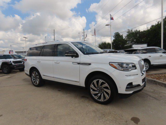 Used 2023 Lincoln Navigator Reserve AWD/4WD image 5