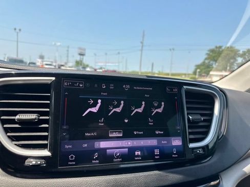 Used 2022 Chrysler Pacifica Touring-L FWD image 45