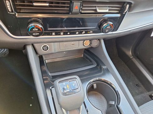 Used 2021 Nissan Rogue SV image 15