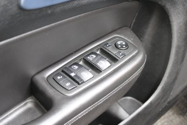 Used 2015 Chrysler 200 S w/ Comfort Group FWD image 9