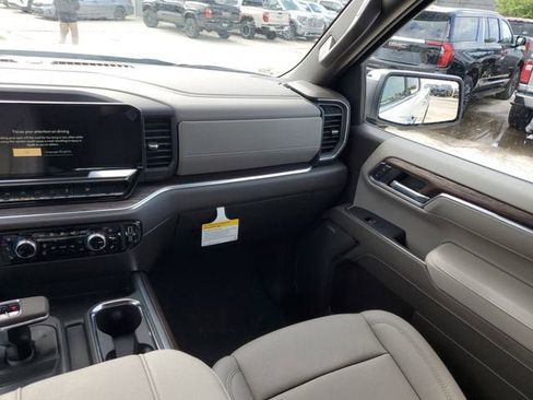 New 2026 GMC Sierra 1500 SLT image 16