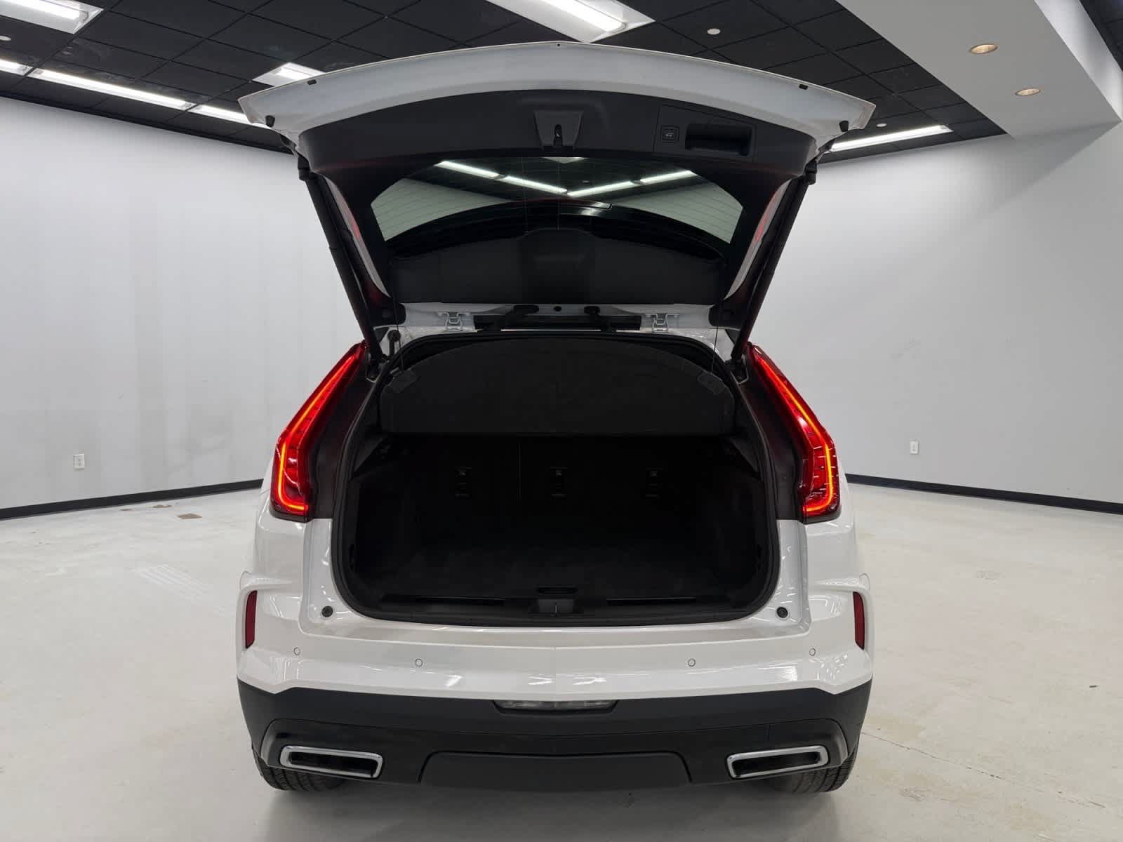 Used 2024 Cadillac XT4 Premium Luxury w/ Cold Weather Package AWD/4WD image 4