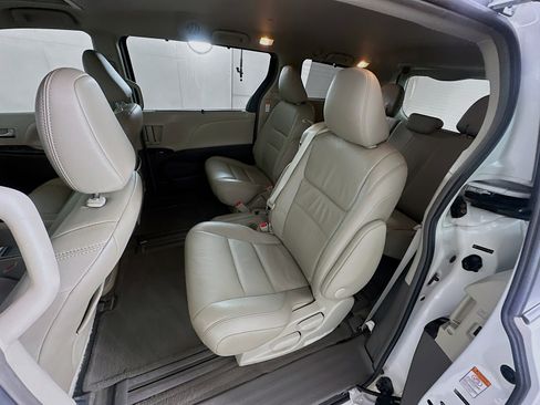 Used 2015 Toyota Sienna XLE image 27