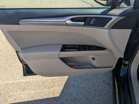 Used 2017 Ford Fusion SE FWD image 9
