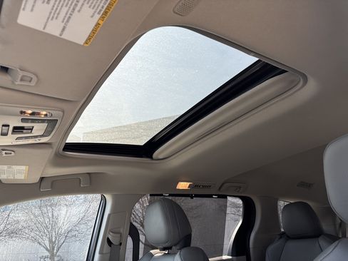 Used 2022 Toyota Sienna XLE image 29