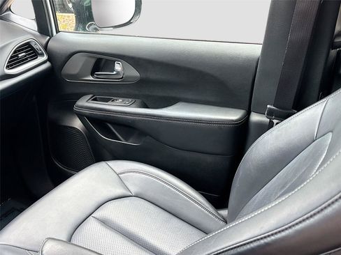 Used 2025 Chrysler Pacifica Select FWD image 23