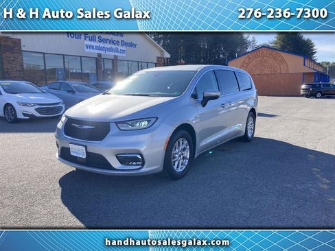 Used 2023 Chrysler Pacifica Touring-L image 1