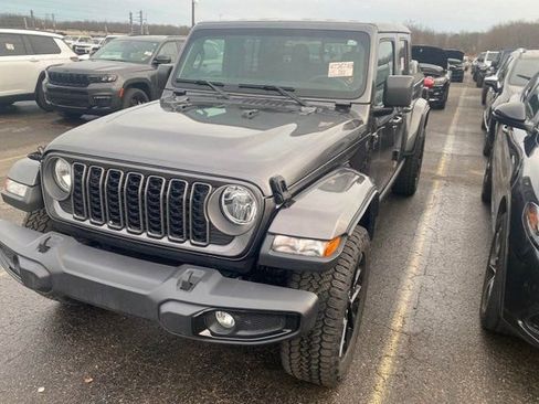Used 2025 Jeep Gladiator Nighthawk image 2