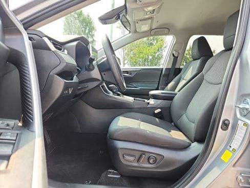 Used 2025 Toyota RAV4 XLE AWD/4WD image 13