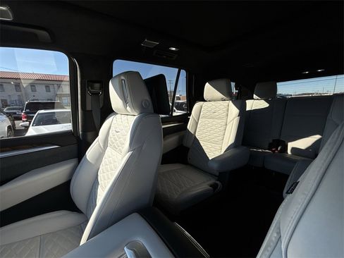 Used 2025 Cadillac Escalade Premium Luxury Platinum image 12
