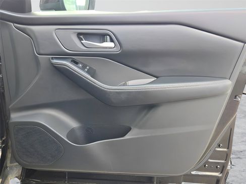 Used 2025 Nissan Rogue SV AWD/4WD image 7
