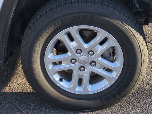 Certified 2023 Jeep Grand Cherokee Laredo image 26