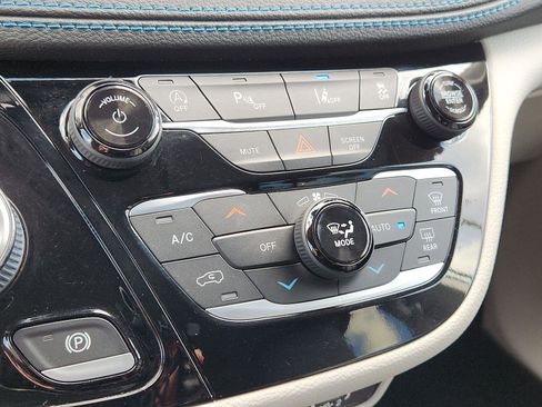 Certified 2021 Chrysler Pacifica Touring-L image 17