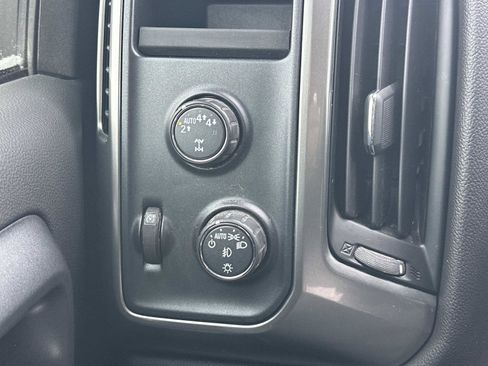 Used 2018 Chevrolet Silverado 1500 LT w/ Midnight Edition image 23