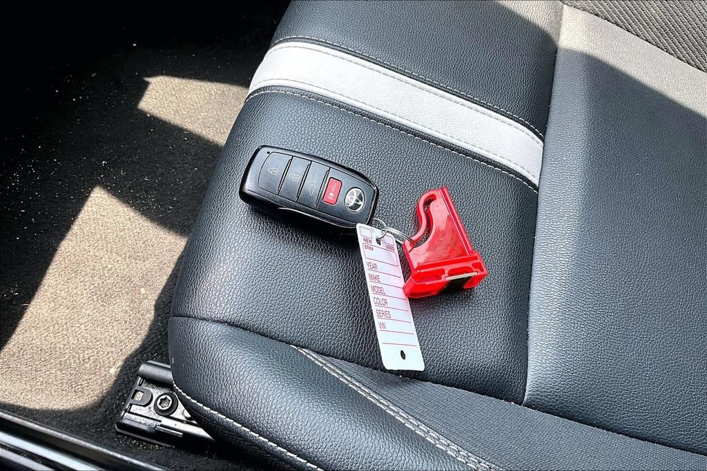 Used 2025 Toyota Camry SE FWD image 33