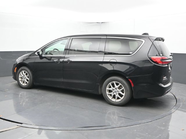 Used 2025 Chrysler Pacifica Select FWD image 9