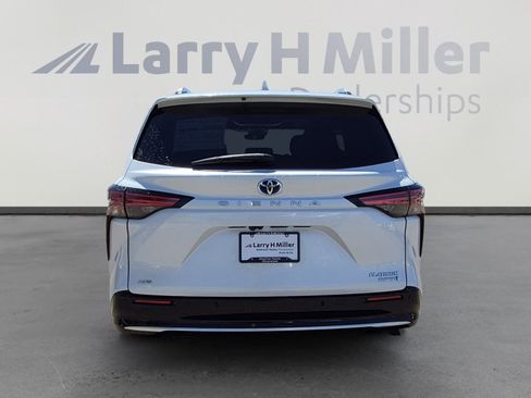 Used 2022 Toyota Sienna Platinum AWD/4WD image 4