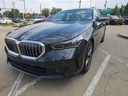 Used 2026 BMW 530i xDrive w/ Premium Package AWD/4WD image 8