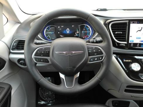 Used 2024 Chrysler Pacifica Limited FWD image 39