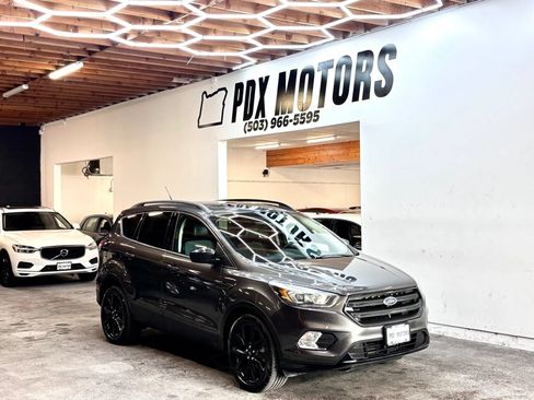 Used 2017 Ford Escape SE w/ Equipment Group 201A AWD/4WD image 1