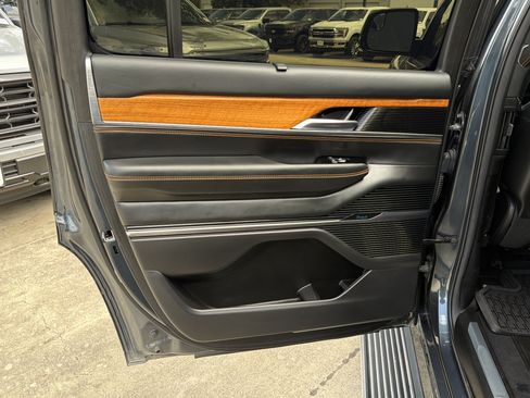 Used 2023 Jeep Grand Wagoneer Series III AWD/4WD image 16