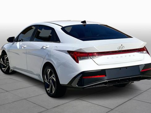 Used 2025 Hyundai Elantra SEL image 12